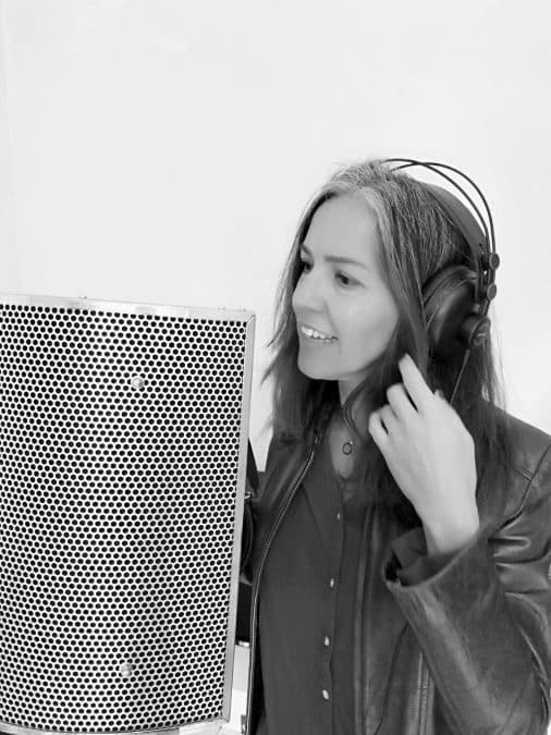 “No descarto crear mi propio podcast de ficción”, afirma Ana Gordillo, periodista y formadora del taller de podcast de EFMC.