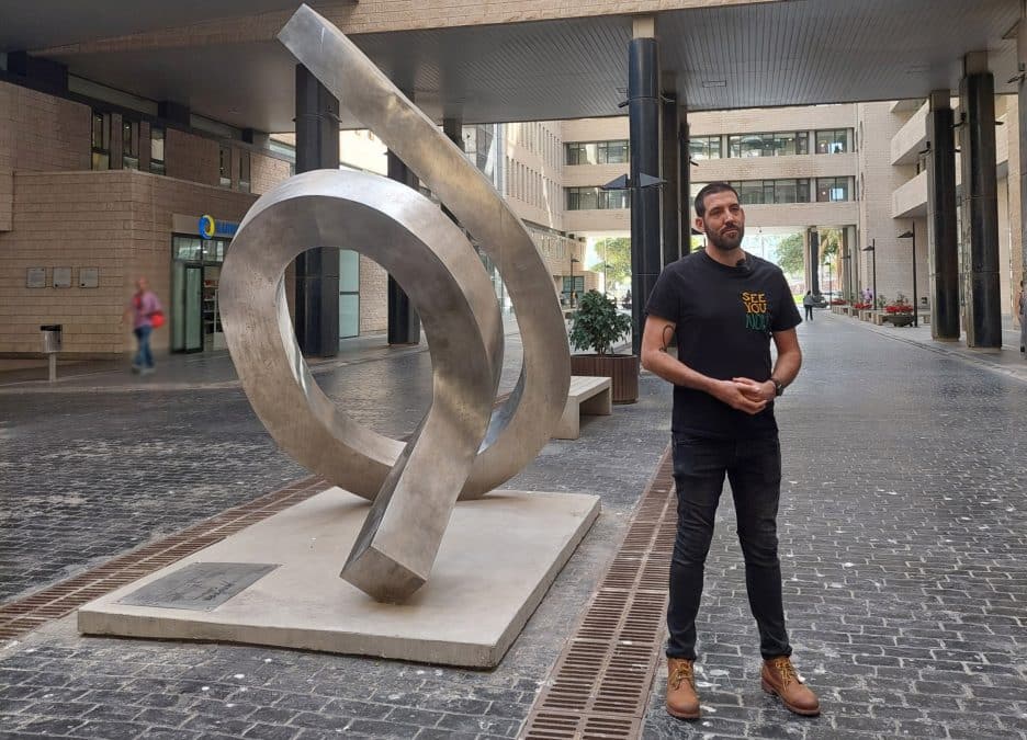 «A pulso” del escultor canario Daniel Pérez, un símbolo del esfuerzo de los profesionales sanitarios